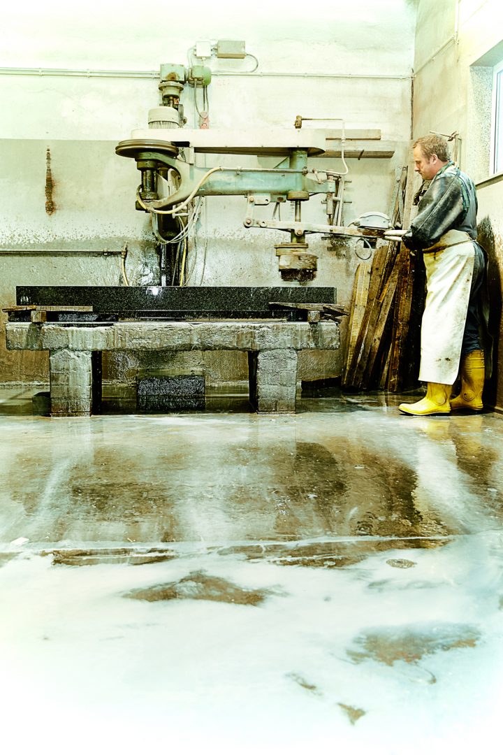 Arbeiter bedient Bohrenmaschine in Werkstatt