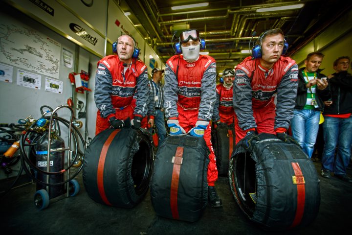 Audi-Team beim Autorennen mit Reifenwechsel