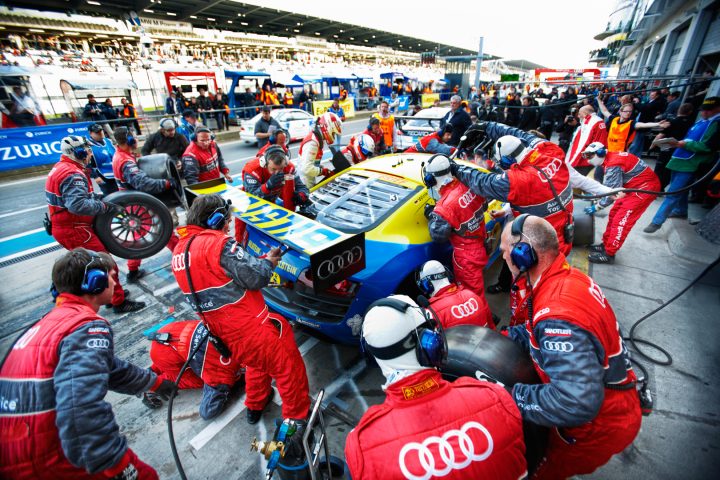 Boxenstopp bei einem Autorennen mit Audi-Team.