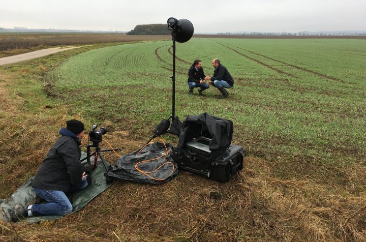 Dreh auf einem Feld mit Kamera und zwei Personen.