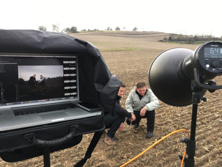 Fotoshooting auf einem Feld mit Kameraausrüstung