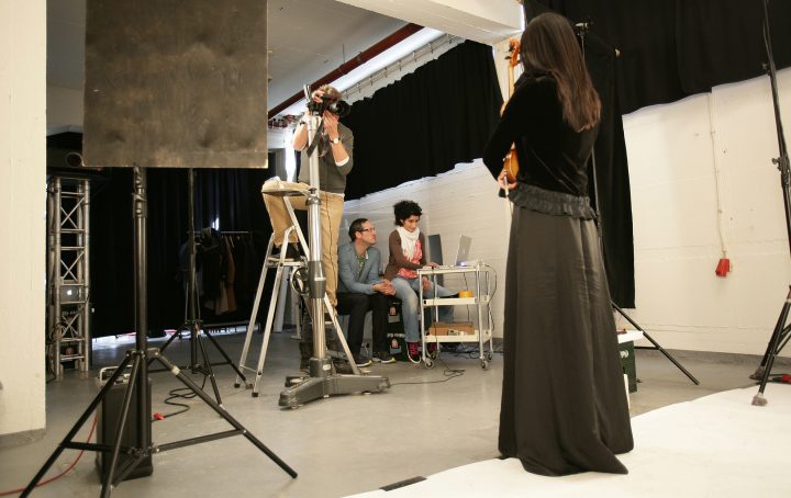 Fotoshooting im Studio mit Fotograf und Musikerin.