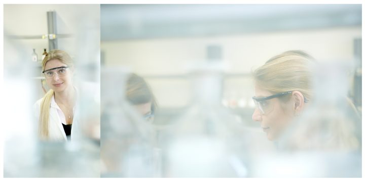Frau im Labor mit Schutzbrille an Arbeit