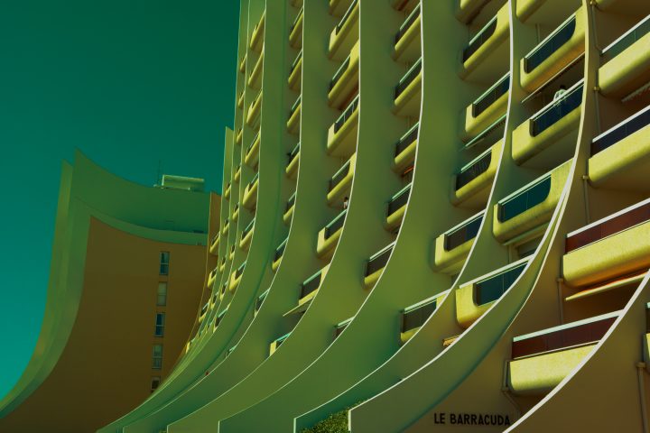 Futuristische Gebäudearchitektur mit geschwungenen Linien
