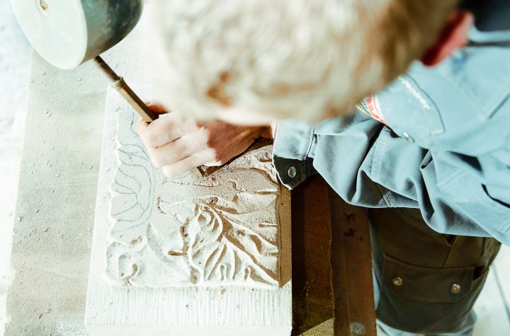 Handwerker beim Steinmetzen von Ornamenten
