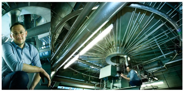 Mann in futuristischer Industrieumgebung, umgeben von Rohren.