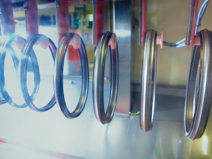 Metallringe in automatisierter Fertigungsstraße