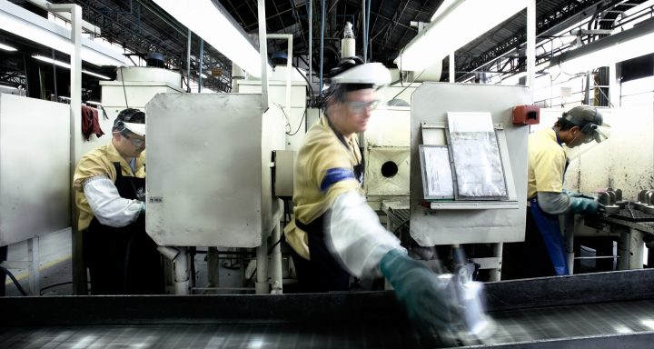 Mitarbeiter in einer Fabrik, Maschinenbedienung