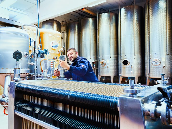 Mitarbeiter überprüft Ausrüstung in der Brauerei
