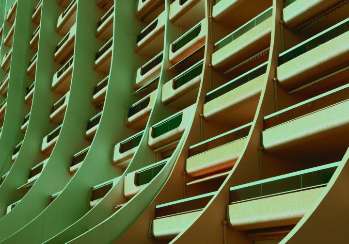 Moderne Wohngebäude mit Balkonen in Reihen fotografiert