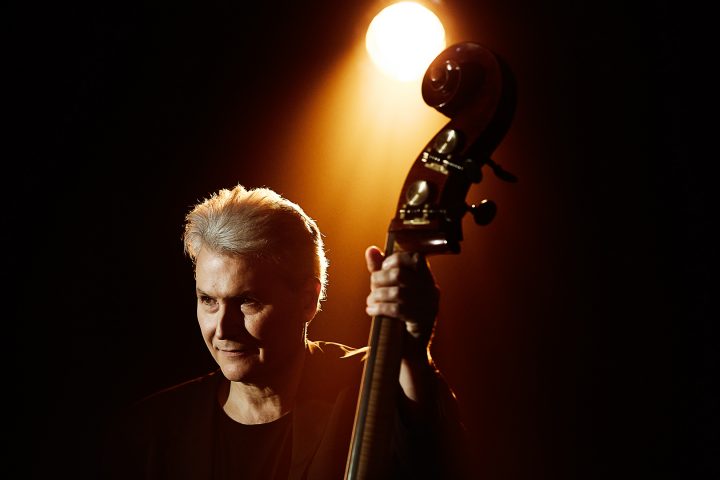 Musiker spielt Kontrabass im Scheinwerferlicht