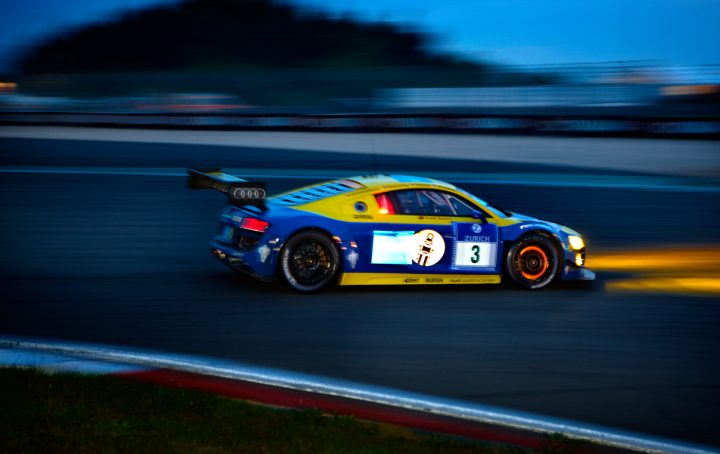 Rennwagen bei Nacht auf der Rennstrecke