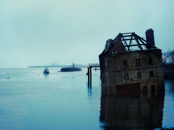 Verlassenes Gebäude im See versunken.