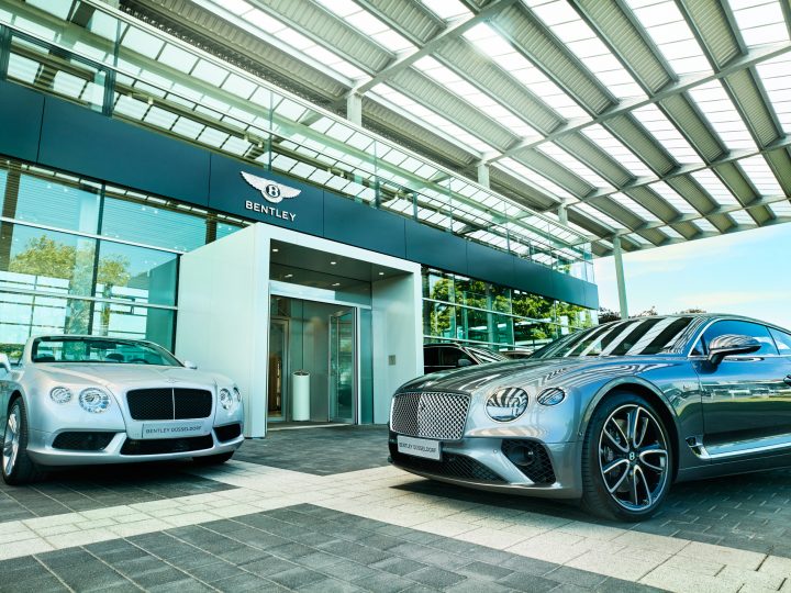Bentley Autos vor einem Autohaus in Düsseldorf