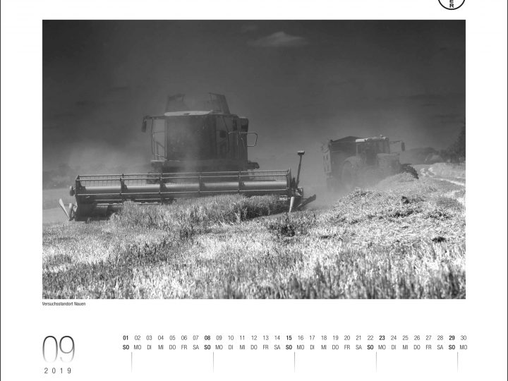 Landwirtschaftliche Maschinen auf einem Feld in Aktion.