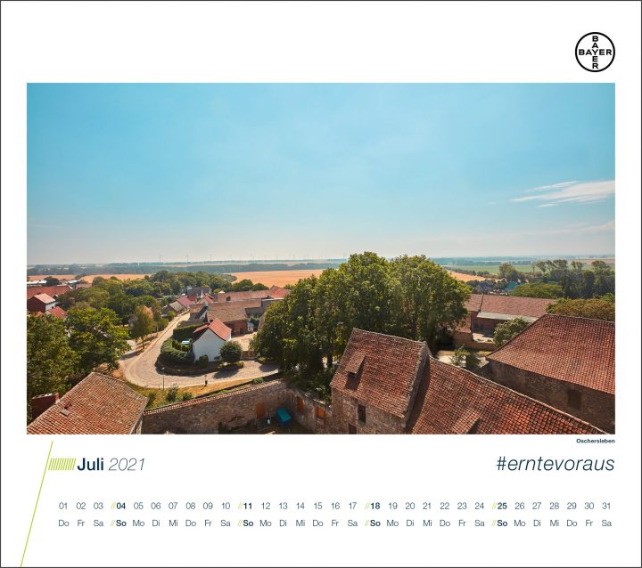 Ländliche Landschaft mit Häusern und Feldern, Juli 2021.