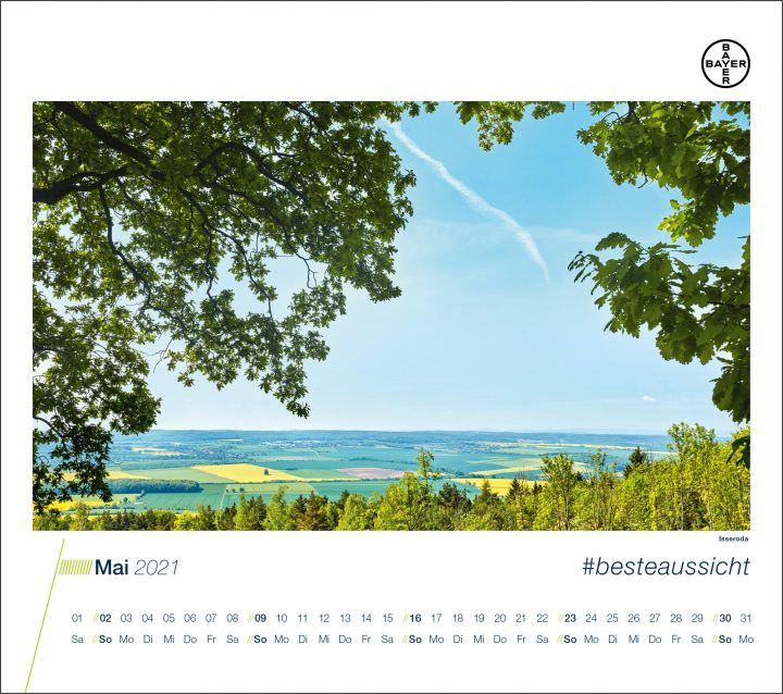 Landschaftsfoto mit Bäumen und Blick ins Tal, Mai.