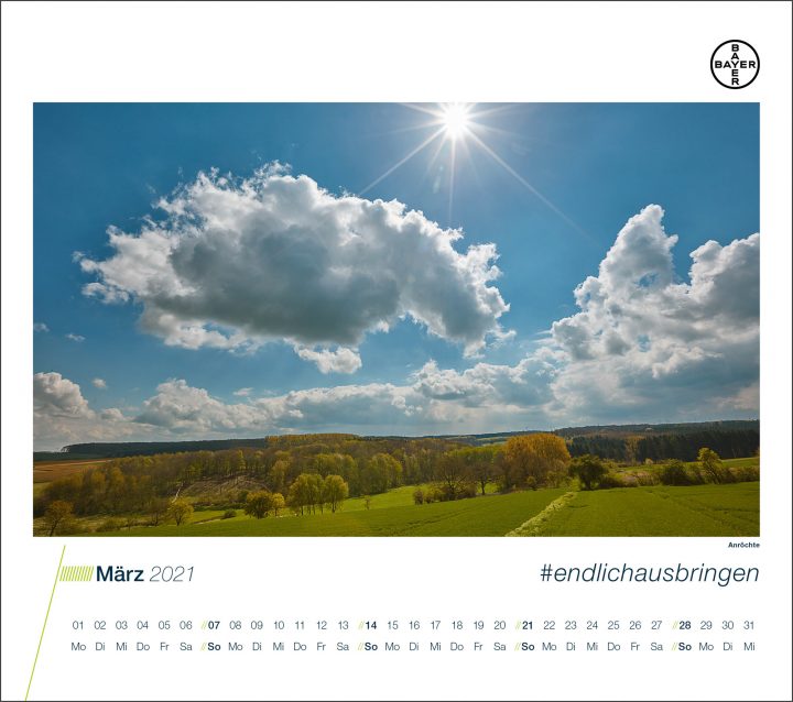 Sonniger Frühlingshimmel und Landschaft im März