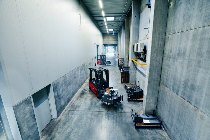 Gabelstapler in Lagerhalle transportiert Paletten.