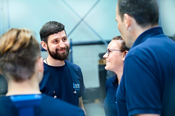 Gruppe von Menschen im Gespräch, Arbeitsumfeld.