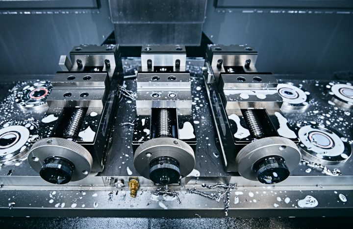 Industrielle Metallbearbeitungsmaschinen mit Spänen und Kühlmittel