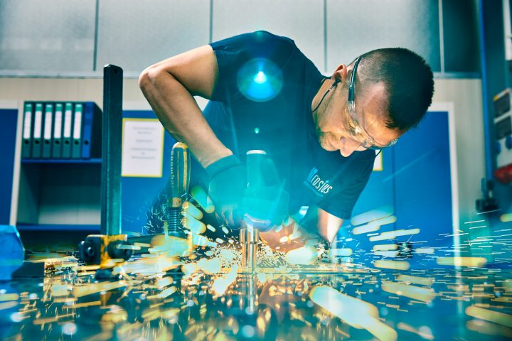 Industrieller Arbeiter beim Metallbearbeiten mit Funkenflug