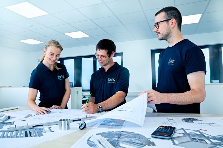Ingenieure diskutieren Baupläne im Büro