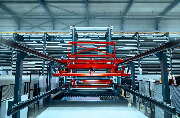 Moderne Fabrikhalle mit Industriemaschine im Vordergrund