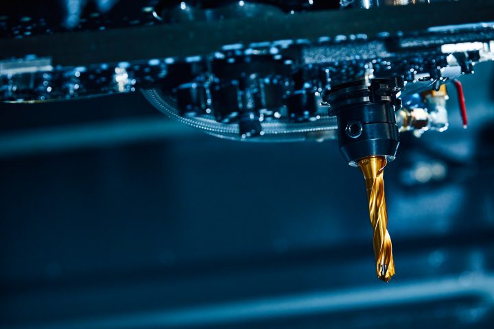 Nahaufnahme eines goldenen Bohrers in einer Maschine.
