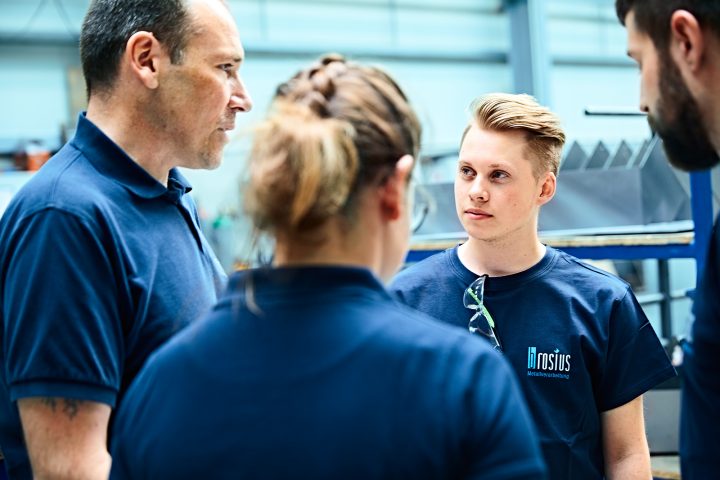 Teammeeting in einer Metallverarbeitungsfirma