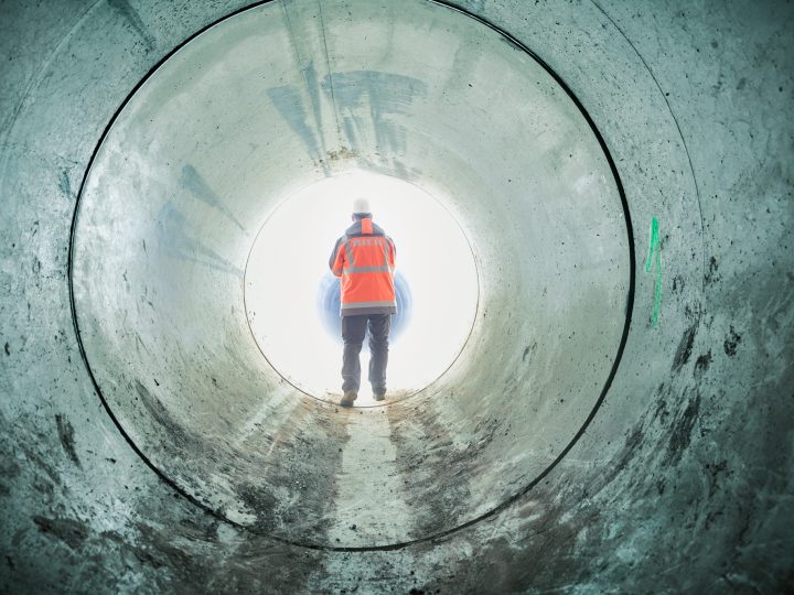 Arbeiter in Bauarbeitskleidung im Tunnel
