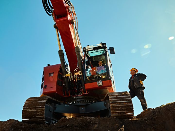 Bagger auf Baustelle unter klarem Himmel