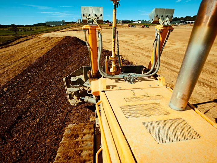 Baugerät bei Erdarbeiten auf Baustelle