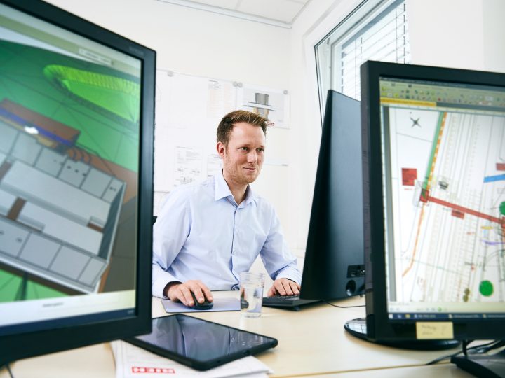Ingenieur arbeitet am Computer mit CAD-Software