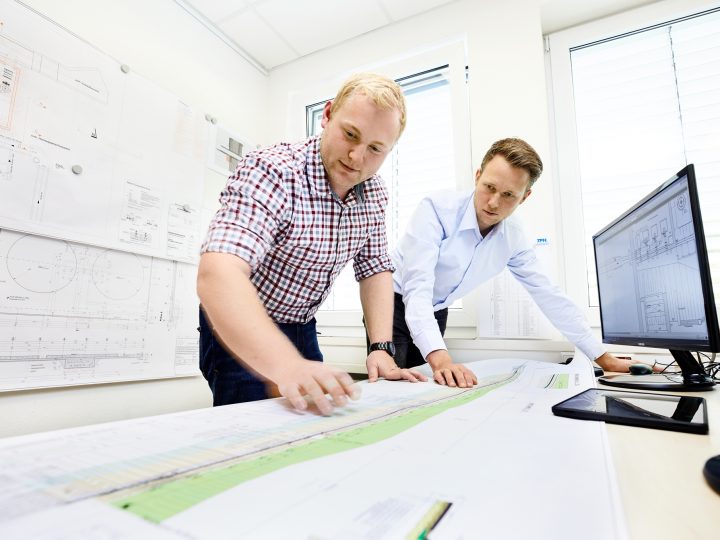 Ingenieure besprechen technische Pläne im Büro