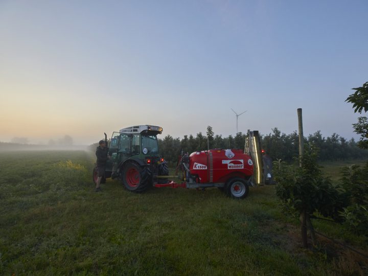 Traktor bei Sonnenaufgang auf einem Feld