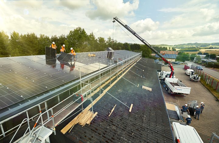 Installation von Solarmodulen auf einem Dach