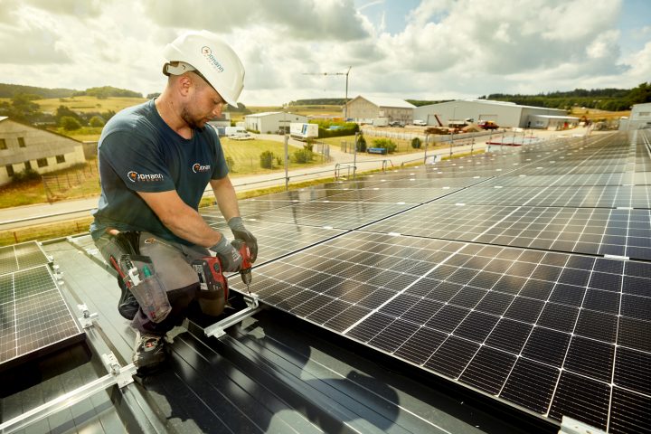 Installation von Solarmodulen auf einem Dach